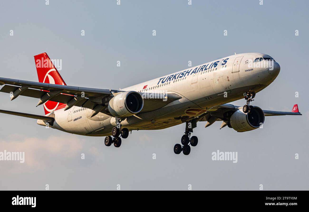 Turkish Airlines Ein Airbus A330223 von THY Turkish Airlines ist im