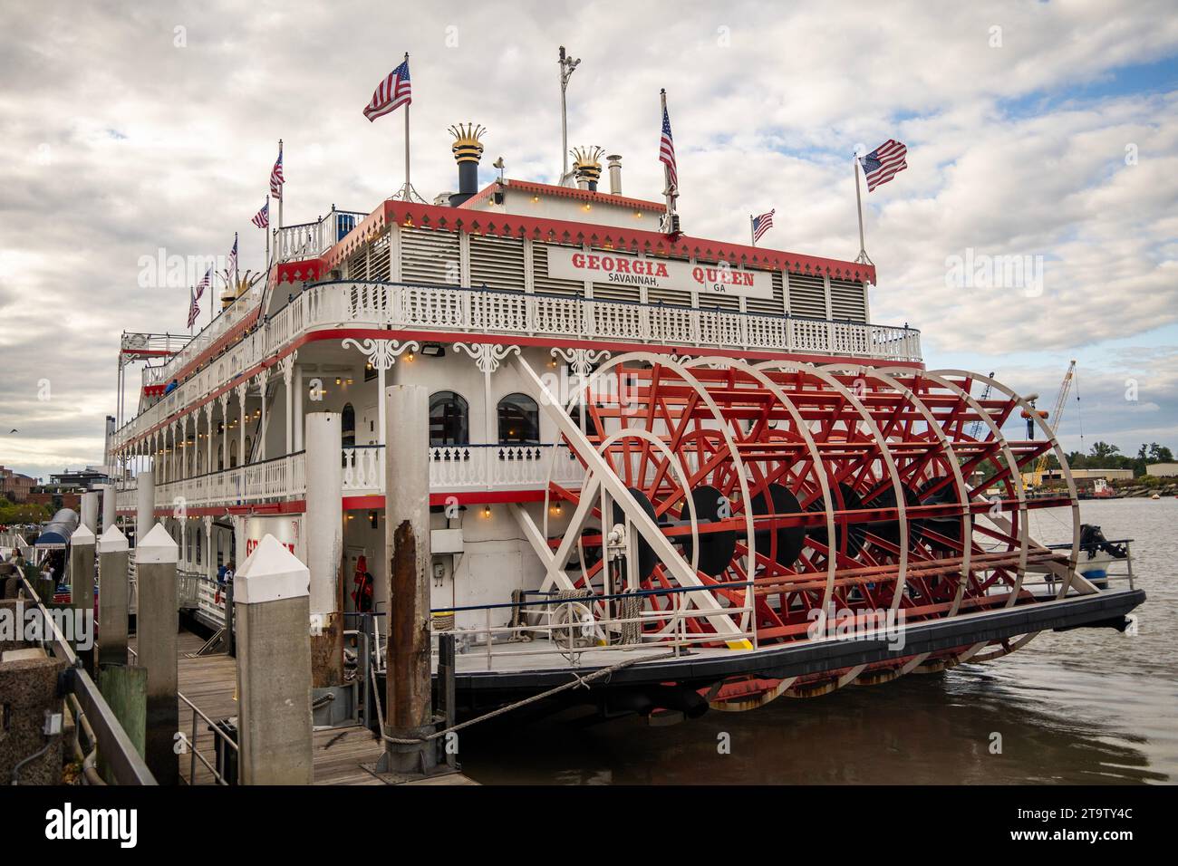 Savannah riverboat cruises Queen tour boat in Savannah