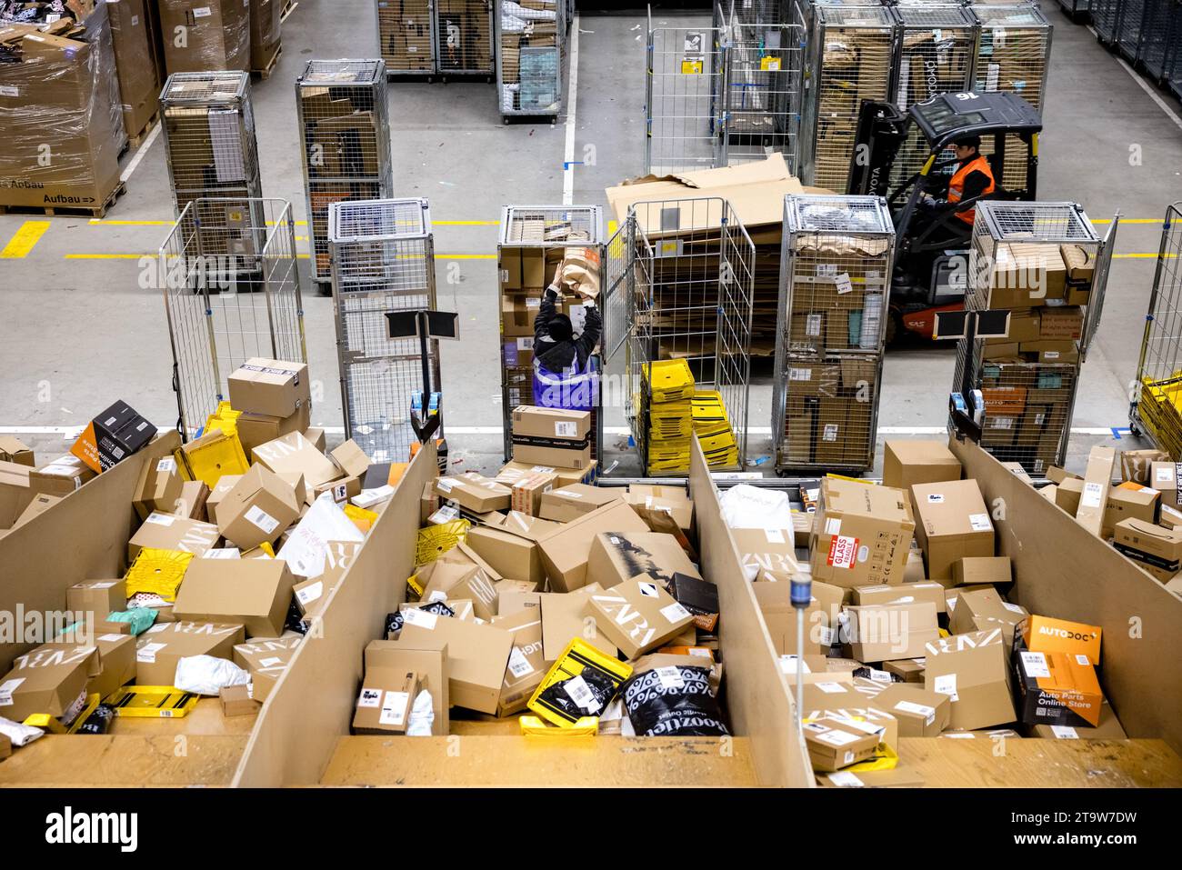 Dhl service point hires stock photography and images Alamy