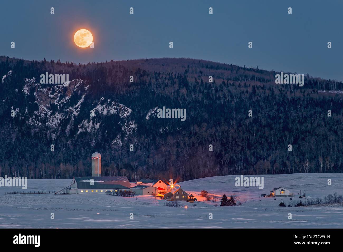 Farmhouse barn snow landscape hi-res stock photography and images - Alamy