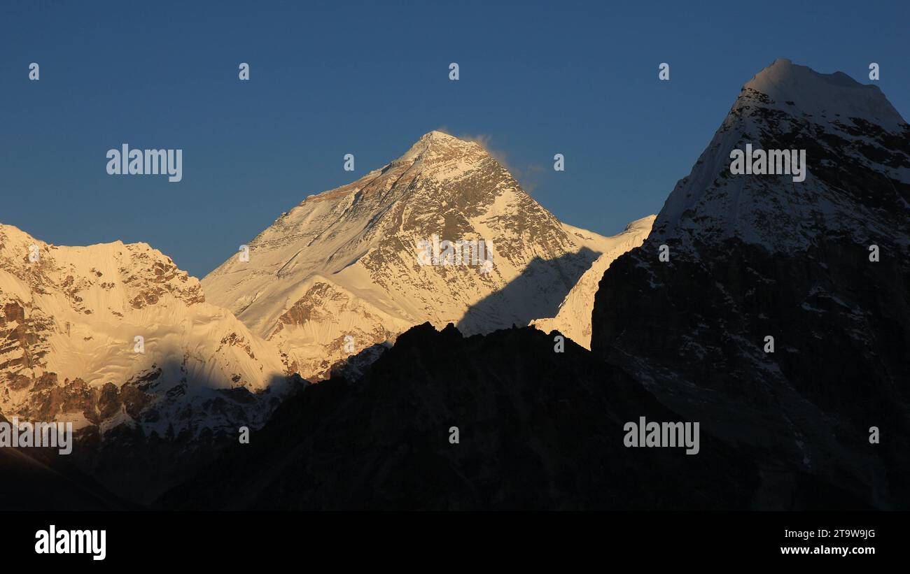 Mount everest landscape hi-res stock photography and images - Alamy