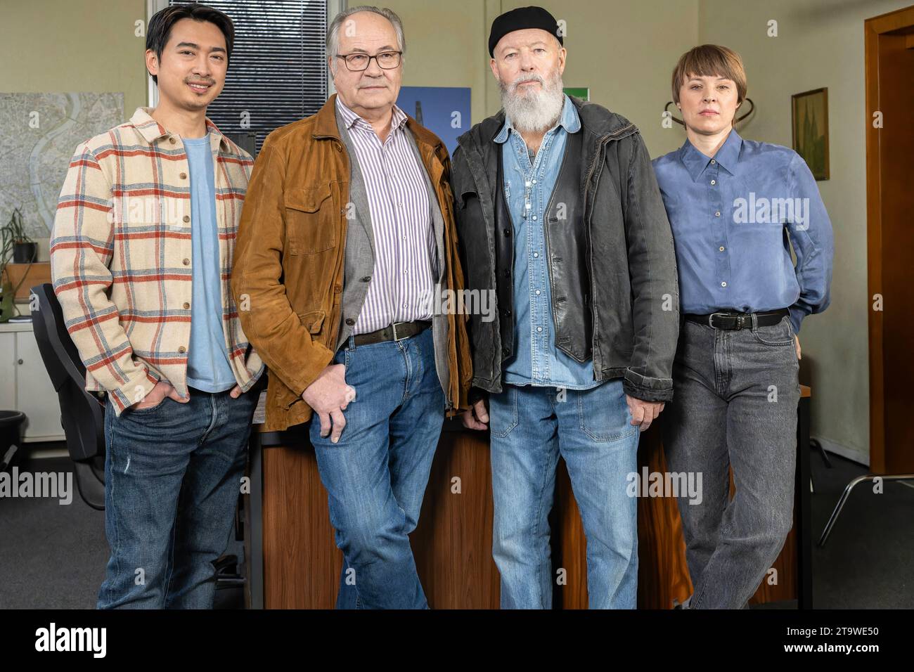 Am Filmset Rentnercops am 27. November 2023. Im Bild von links nach rechts: Aaron Le Rollenname Hui Herko Ko, Hartmut Volle Rollenname Klaus Schmitz, Bill Mockridge Rollenname Reinhard Bielefelder sowie Katja Danowski Rollenname Victoria Vicky Adam. Fototermin in Köln während der Filmaufnahmen. In dieser Folge stehen die Rentnercops unter Mordverdacht. Köln Nordrhein-Westfalen Deutschland *** On the film set Rentnercops on November 27, 2023 In the picture from left to right Aaron Le role name Hui Herko Ko, Hartmut Volle role name Klaus Schmitz, Bill Mockridge role name Reinhard Bielefelder Stock Photo