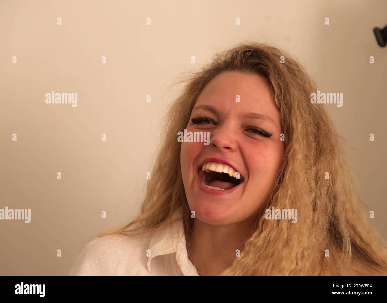 Frau blonde haare lacht hi-res stock photography and images - Alamy