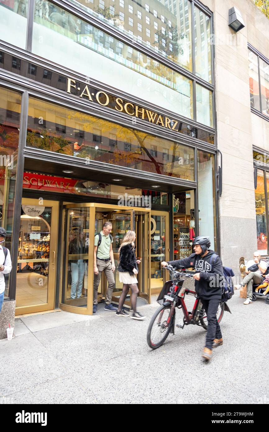 Fao schwarz toy store hi-res stock photography and images - Alamy