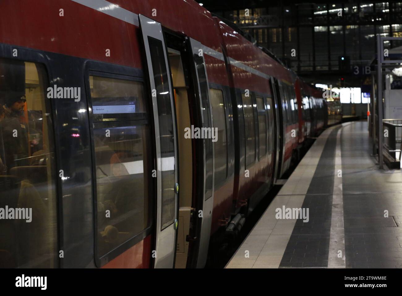 Eine Regionalbahn am Zoologischen Garten in Berlin am 27.11.2023 *** A