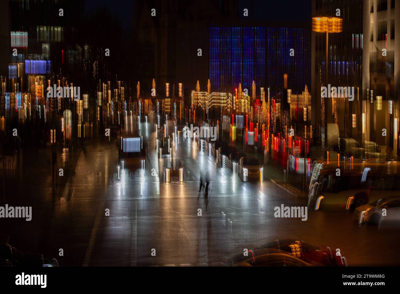 Straßenverkehr und Lichter eines Weihnachtsmarkt am Zoologischen Garten 