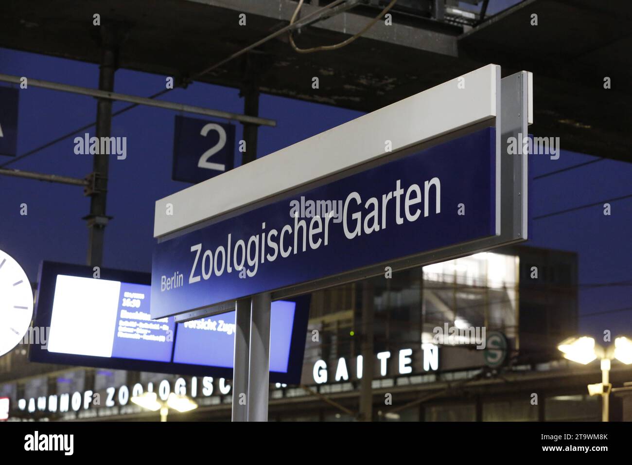 Schild Zoologischer Garten am Bahnhof in Berlin am 27.11.2023 *** Sign ...
