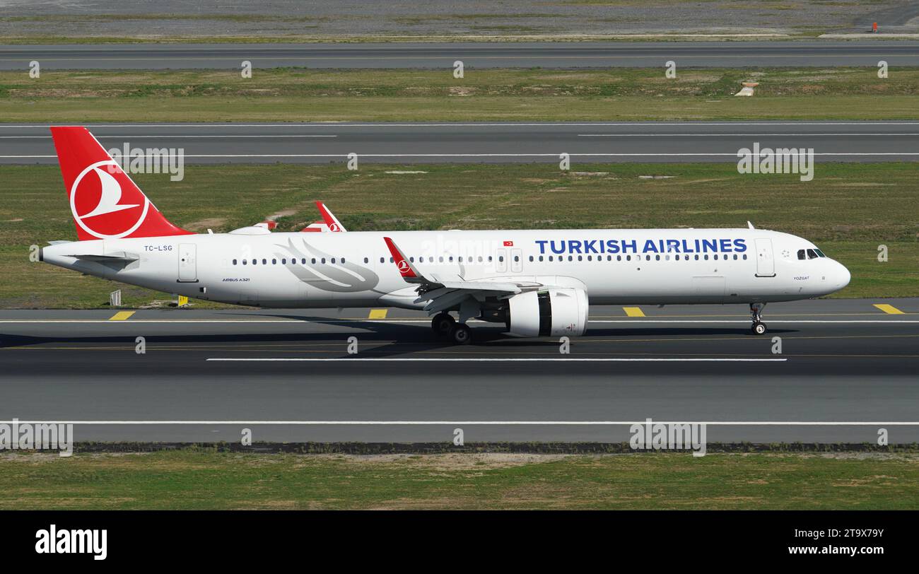 ISTANBUL, TURKIYE - OCTOBER 01, 2022: Turkish Airlines Airbus A321-271NX (8794) landing to Istanbul International Airport Stock Photo