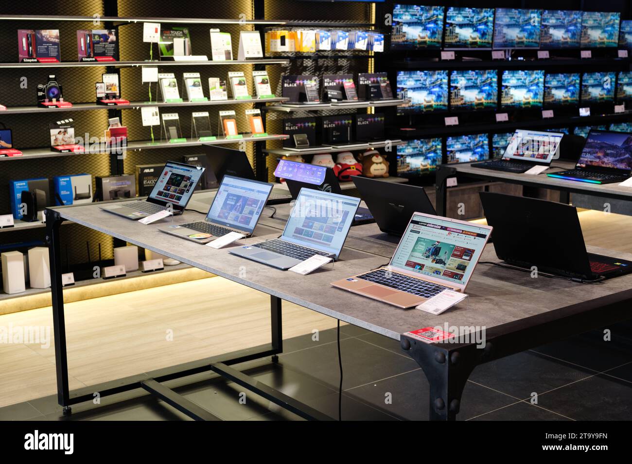 Computer J Shop Computer shop in vietnam hi-res stock photography and images - Alamy