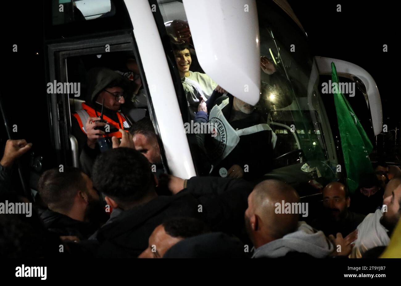 Ramallah. 28th Nov, 2023. A bus transferring released Palestinian prisoners arrives in the West Bank city of Ramallah Nov. 28, 2023. Thirty-three Palestinians released by Israel arrived early Tuesday in Ramallah. Credit: Ayman Nobani/Xinhua/Alamy Live News Stock Photo