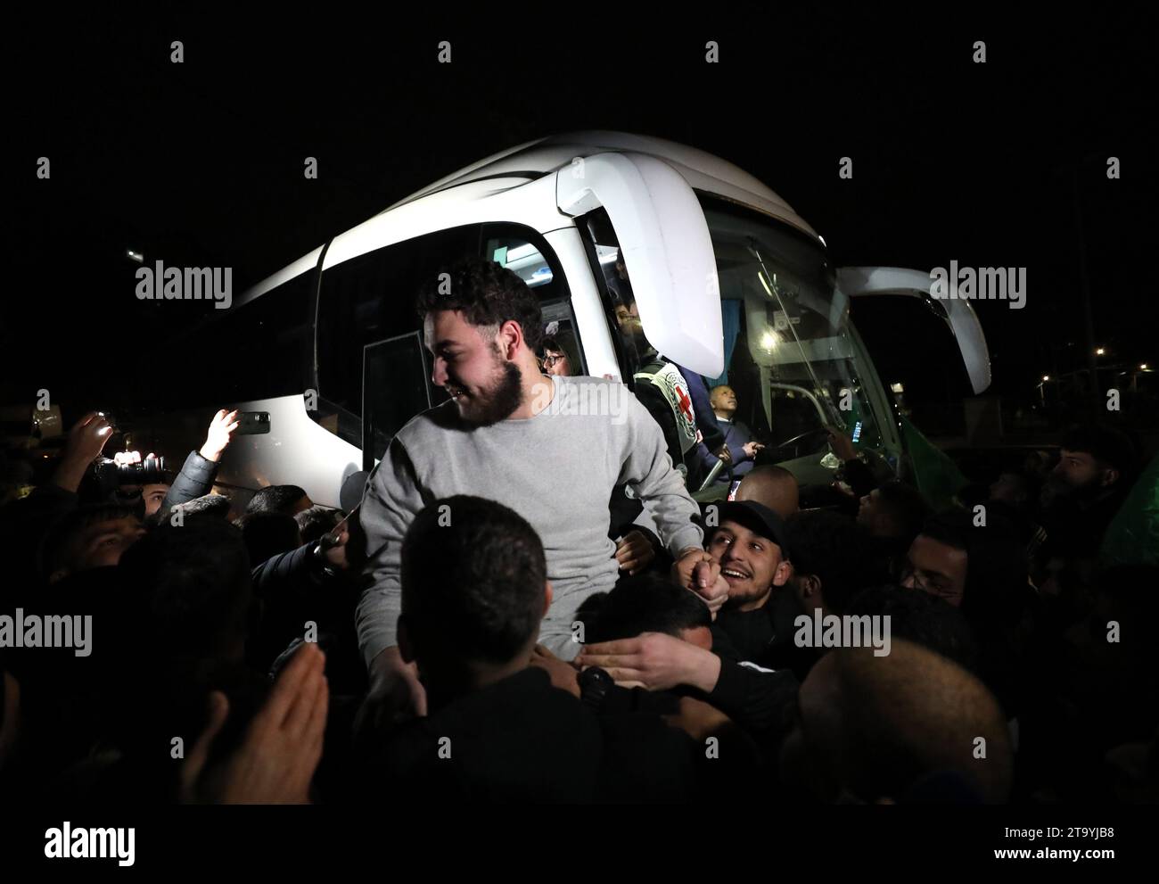 Ramallah. 28th Nov, 2023. People celebrate the release of Palestinian prisoners in the West Bank city of Ramallah Nov. 28, 2023. Thirty-three Palestinians released by Israel arrived early Tuesday in Ramallah. Credit: Ayman Nobani/Xinhua/Alamy Live News Stock Photo