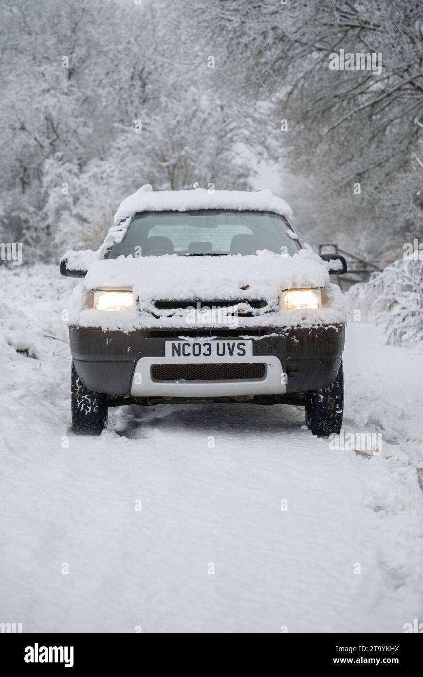 2003 Mk1 Land Rover Freelander in heavy snow in the UK Stock Photo