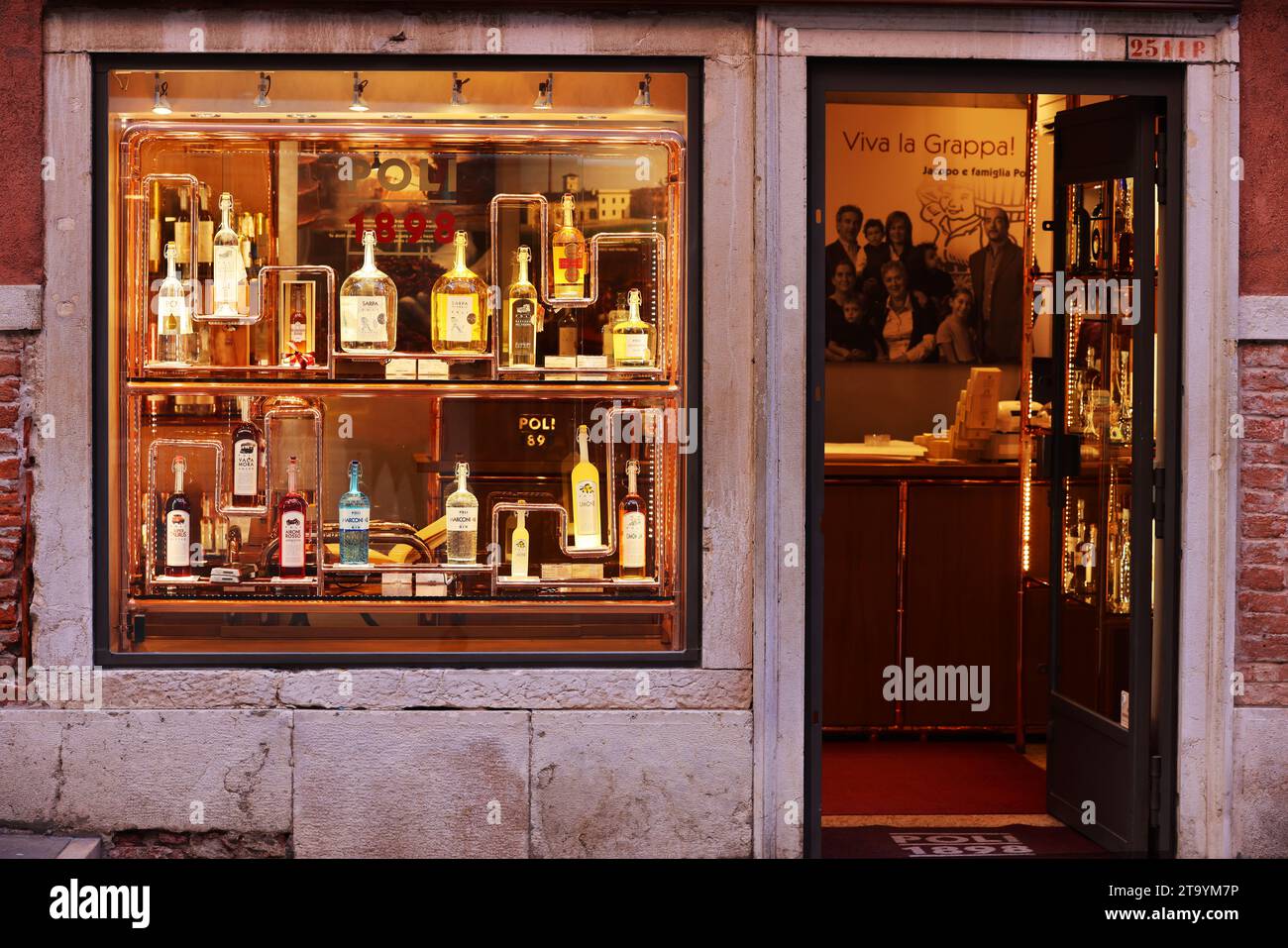 Grappa, Venice, Shopping, Store Window, schönes Schaufenster in Venedig Stock Photo