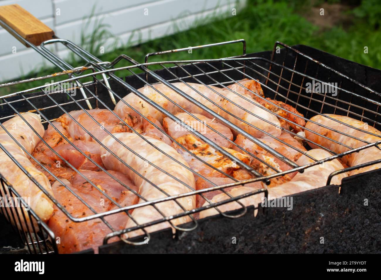https://c8.alamy.com/comp/2T9YYDT/meat-and-sausage-on-a-grill-close-up-2T9YYDT.jpg