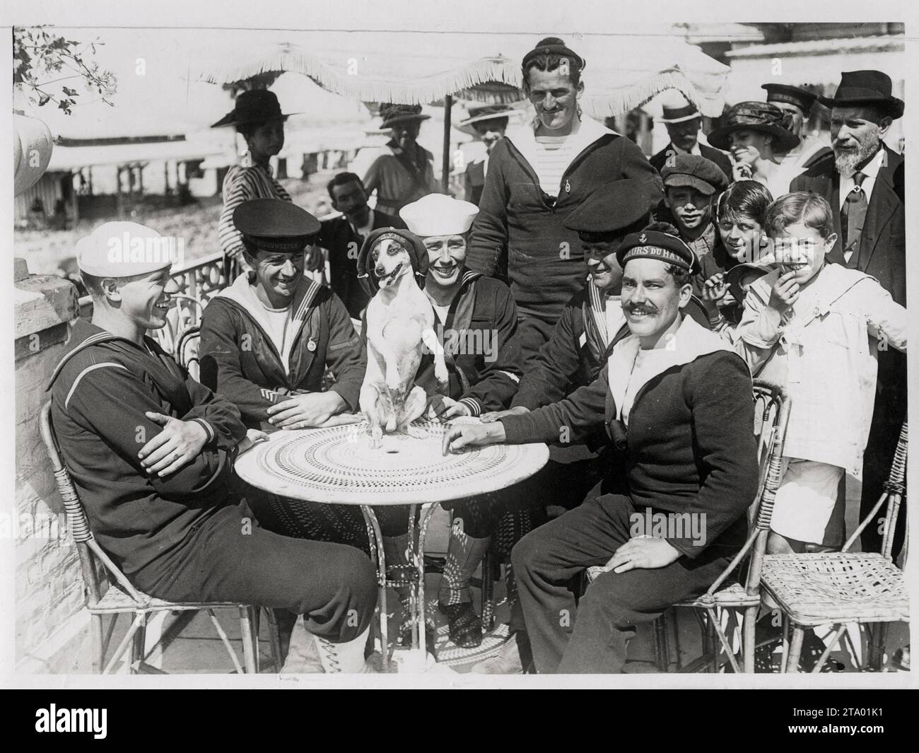 WW1 World War I - British, French and American sailors with dog relaxing in a French seaside resort Stock Photo