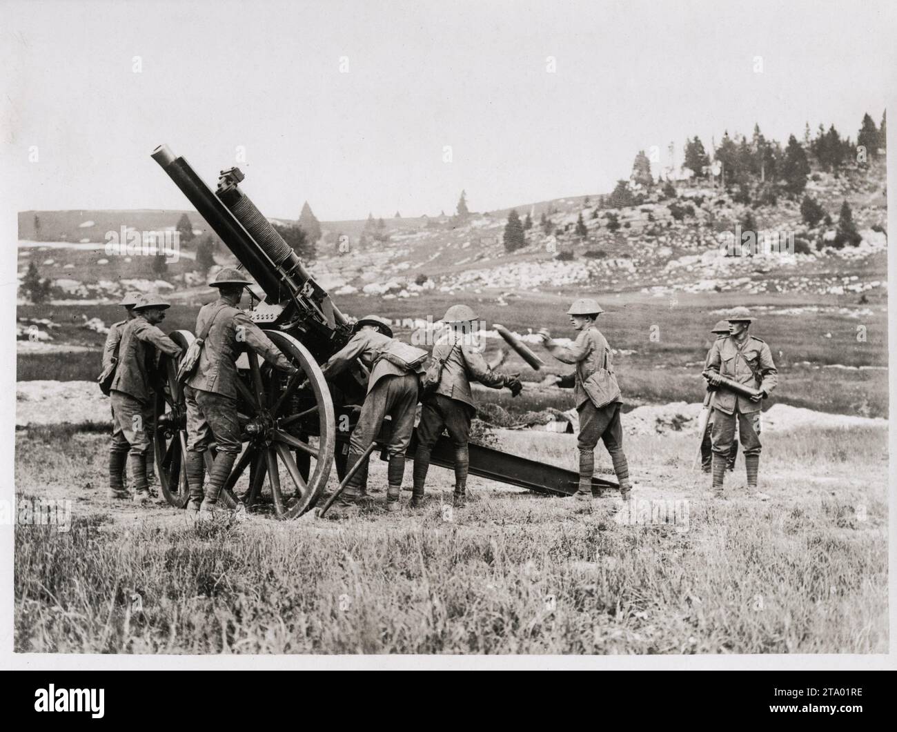 WW1 World War I - Troops readying a gun in Italy Stock Photo