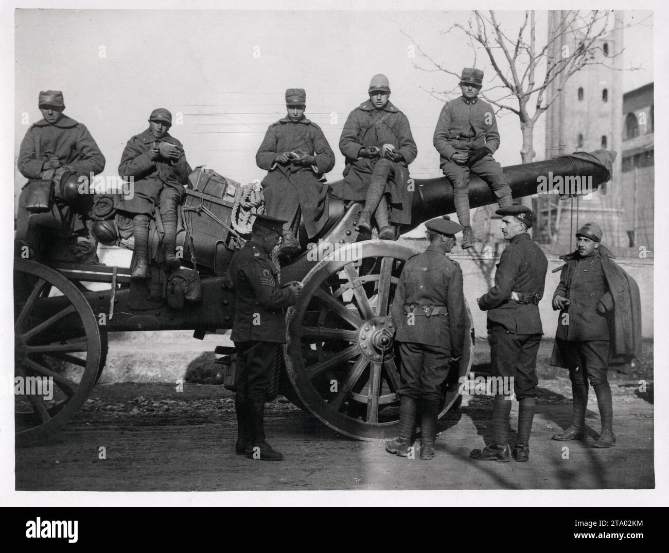 WW1 World War I - Men sitting on a gun on the roadside in Italy Stock Photo