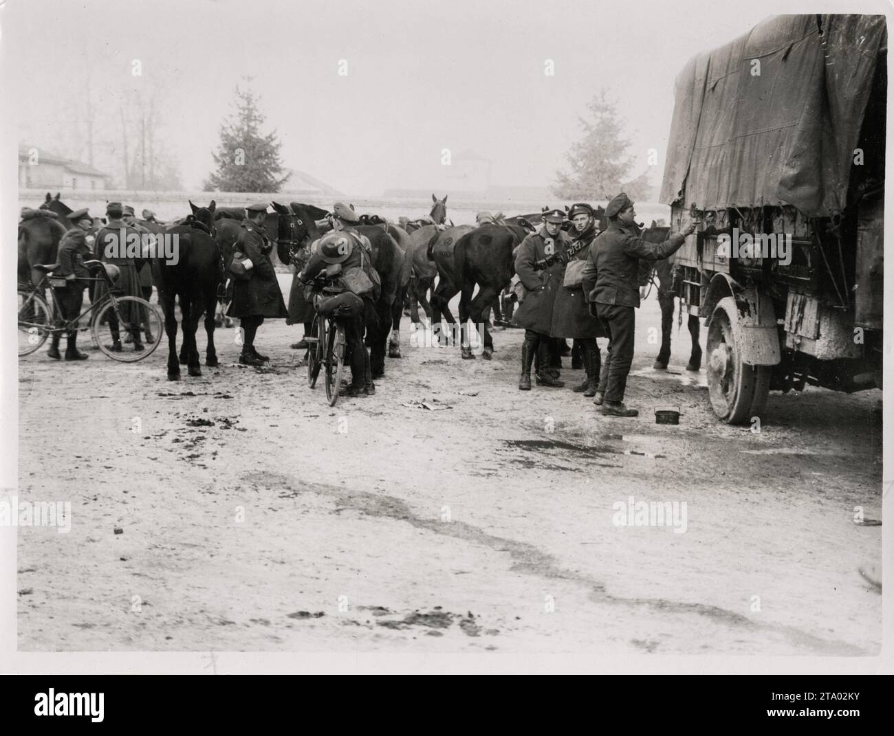 WW1 World War I - Men and horses outside a train station in Italy Stock Photo