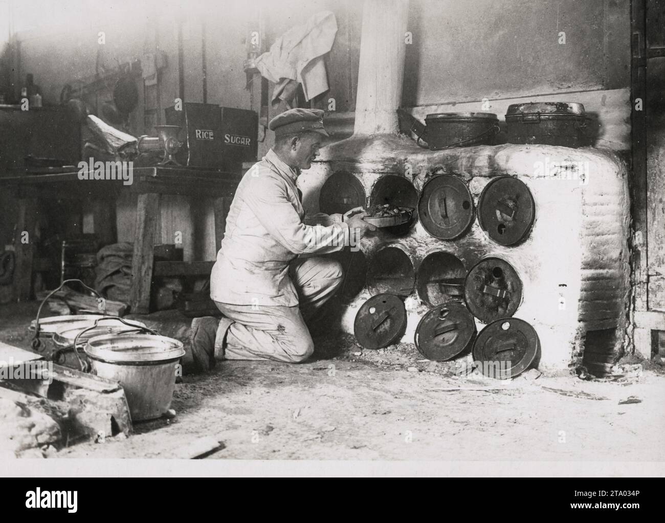 WW1 World War I - Putting coals in the stove, Italy Stock Photo