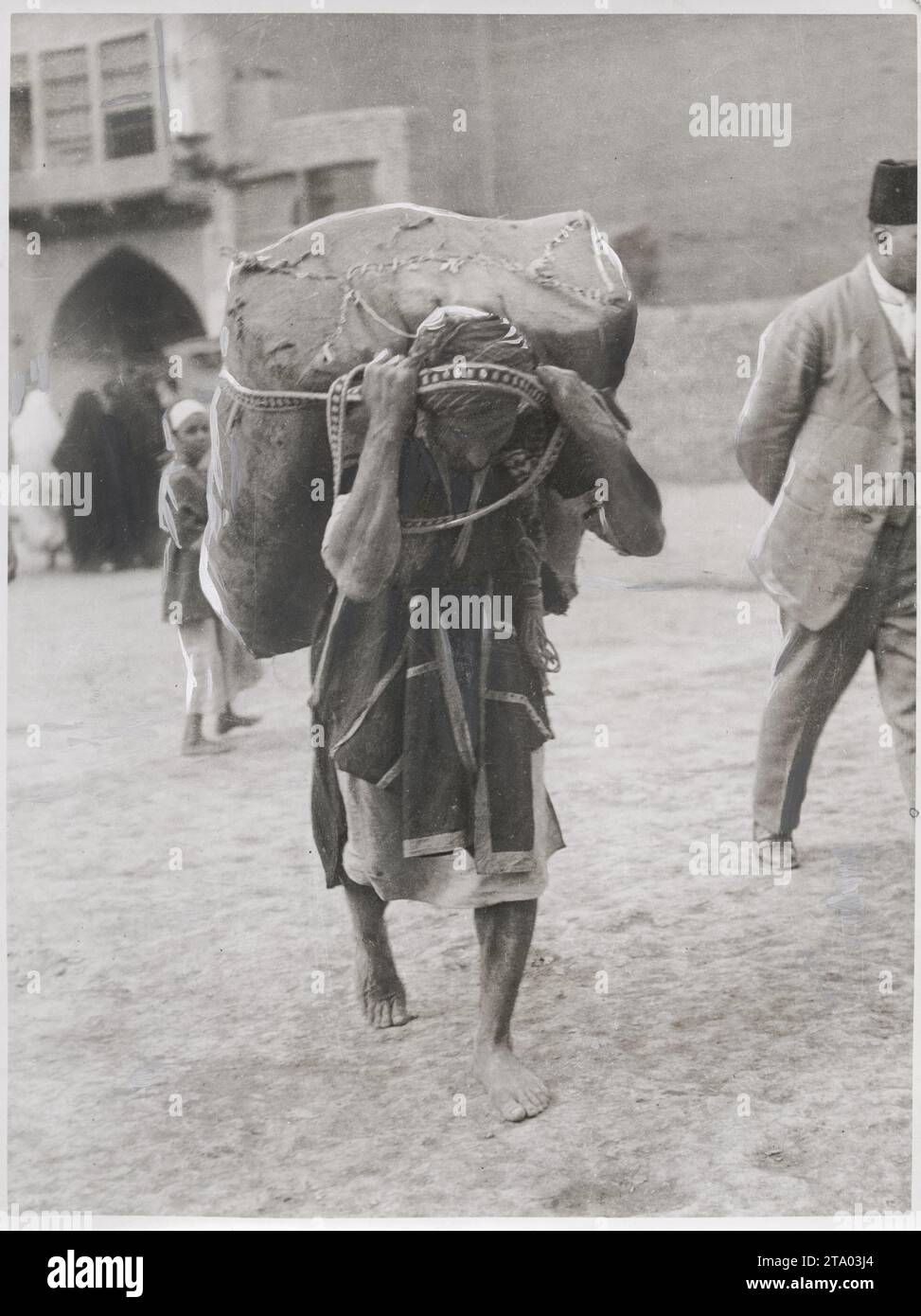 WW1 World War I - Native labourer in Baghdad Iraq carrying large sack Stock Photo