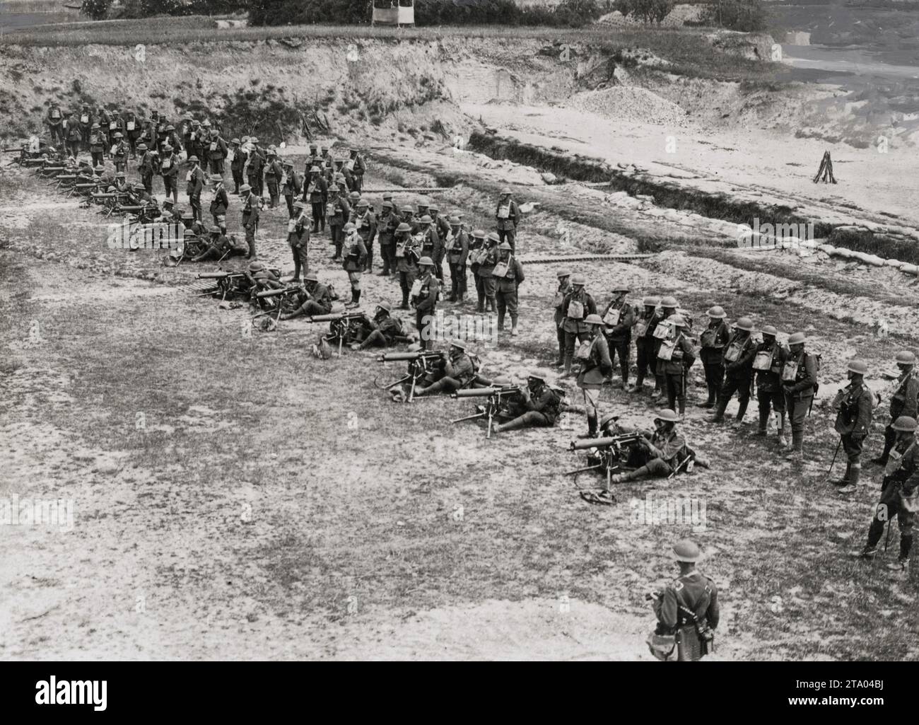WW1 World War I - Men in gas masks at machine guns, France Stock Photo