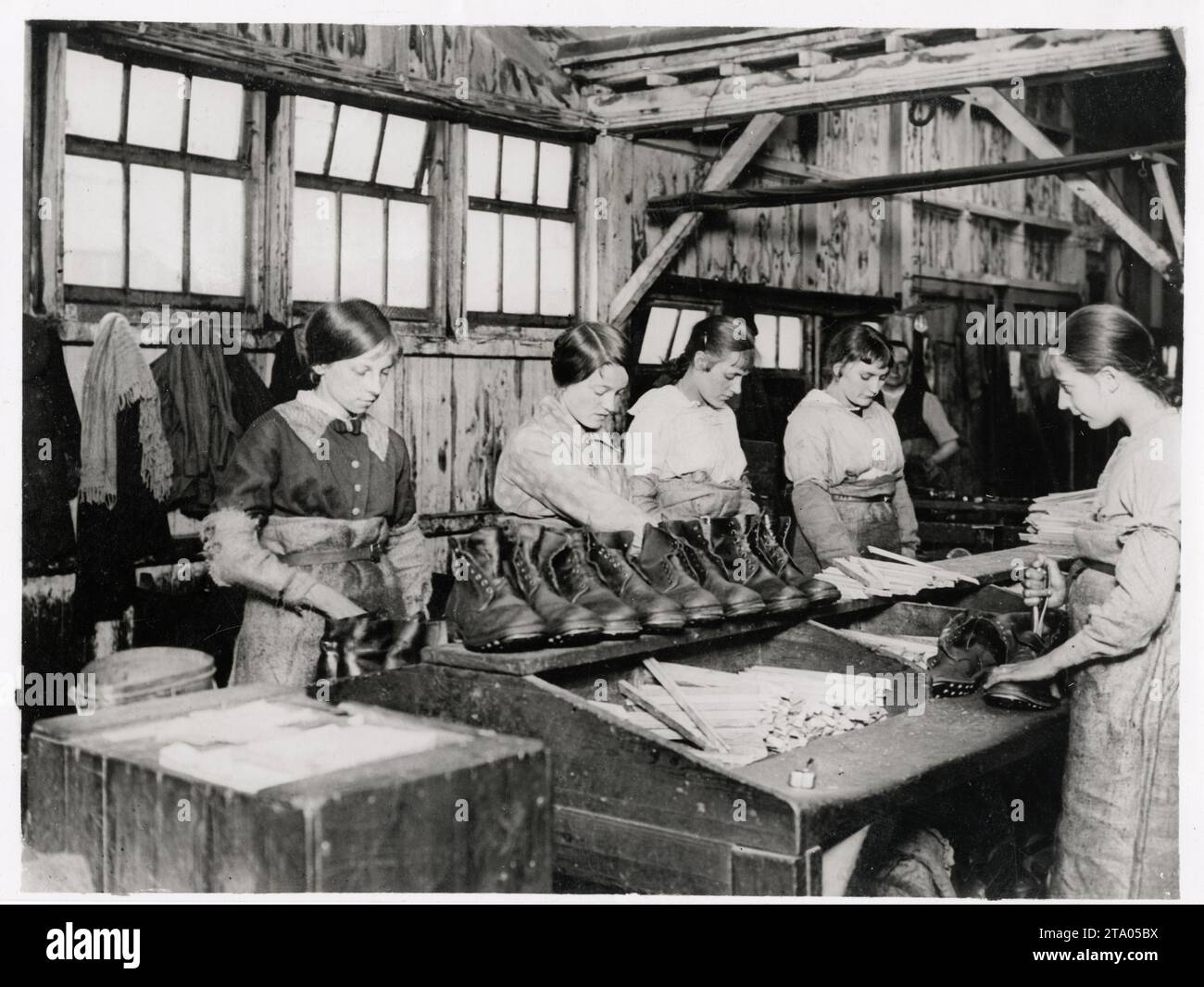 WW1 World War I - French women reparing boots in large shop, France Stock Photo