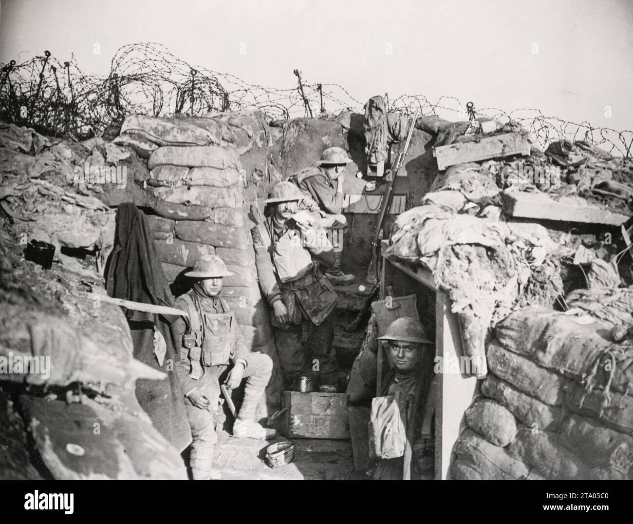 WW1 World War I - British look-out party with covered periscope in trench, France Stock Photo