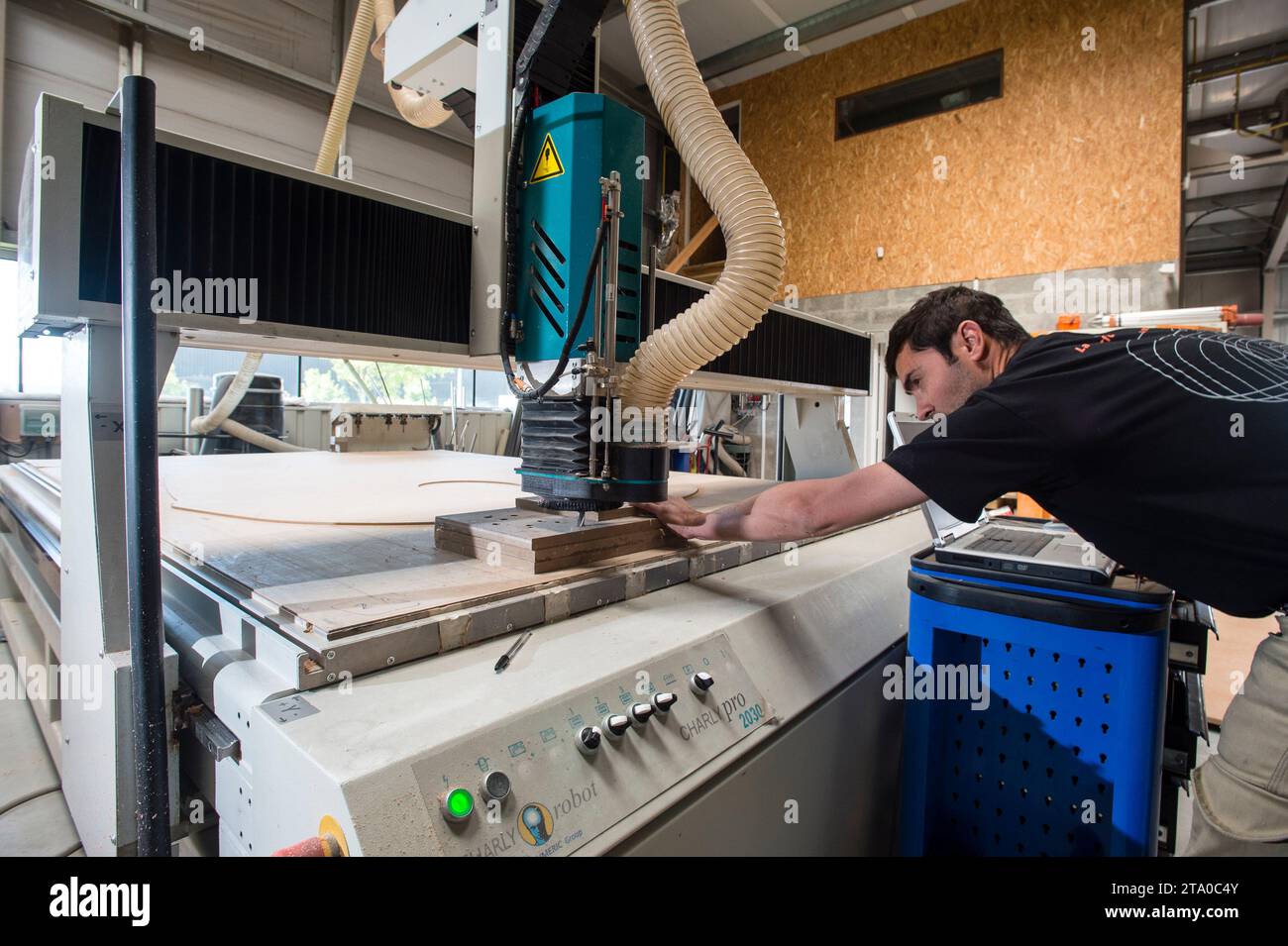 Fabrication des cloisons du nouvel IMOCA Safran au chantier C3 technologies de La Rochelle le 28 mai 2014 - Photo Olivier Blanchet / DPPI - Anthony Loque (Technicien composite), Xavier Lamiraud (Technicien composite), Jean Marie Buignet (responsable) Stock Photo