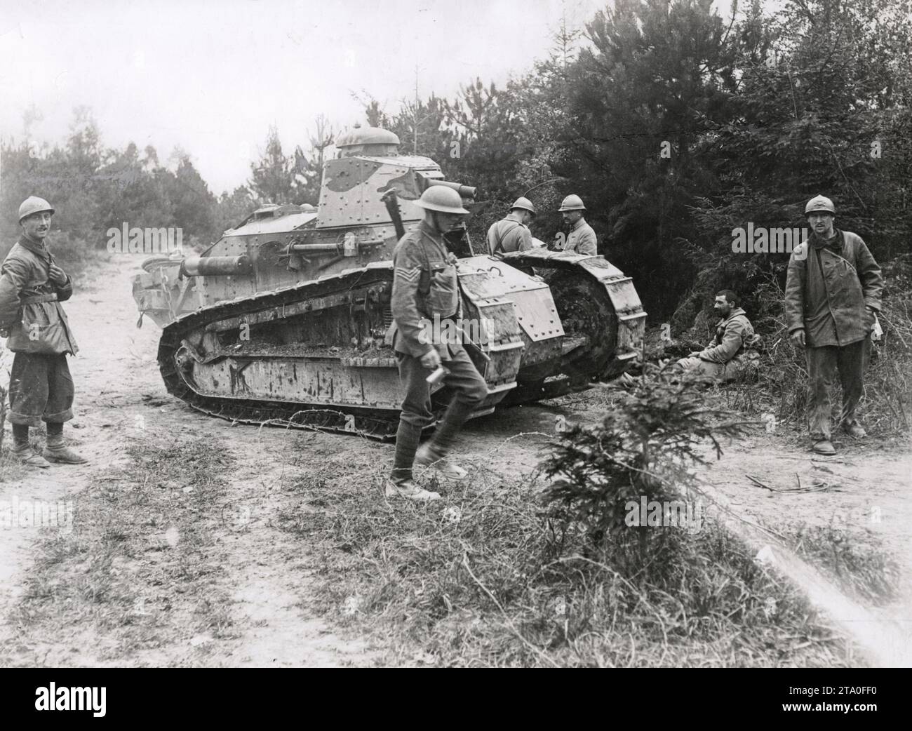 WW1 World War I - Troops and a tank in Champagne, France Stock Photo