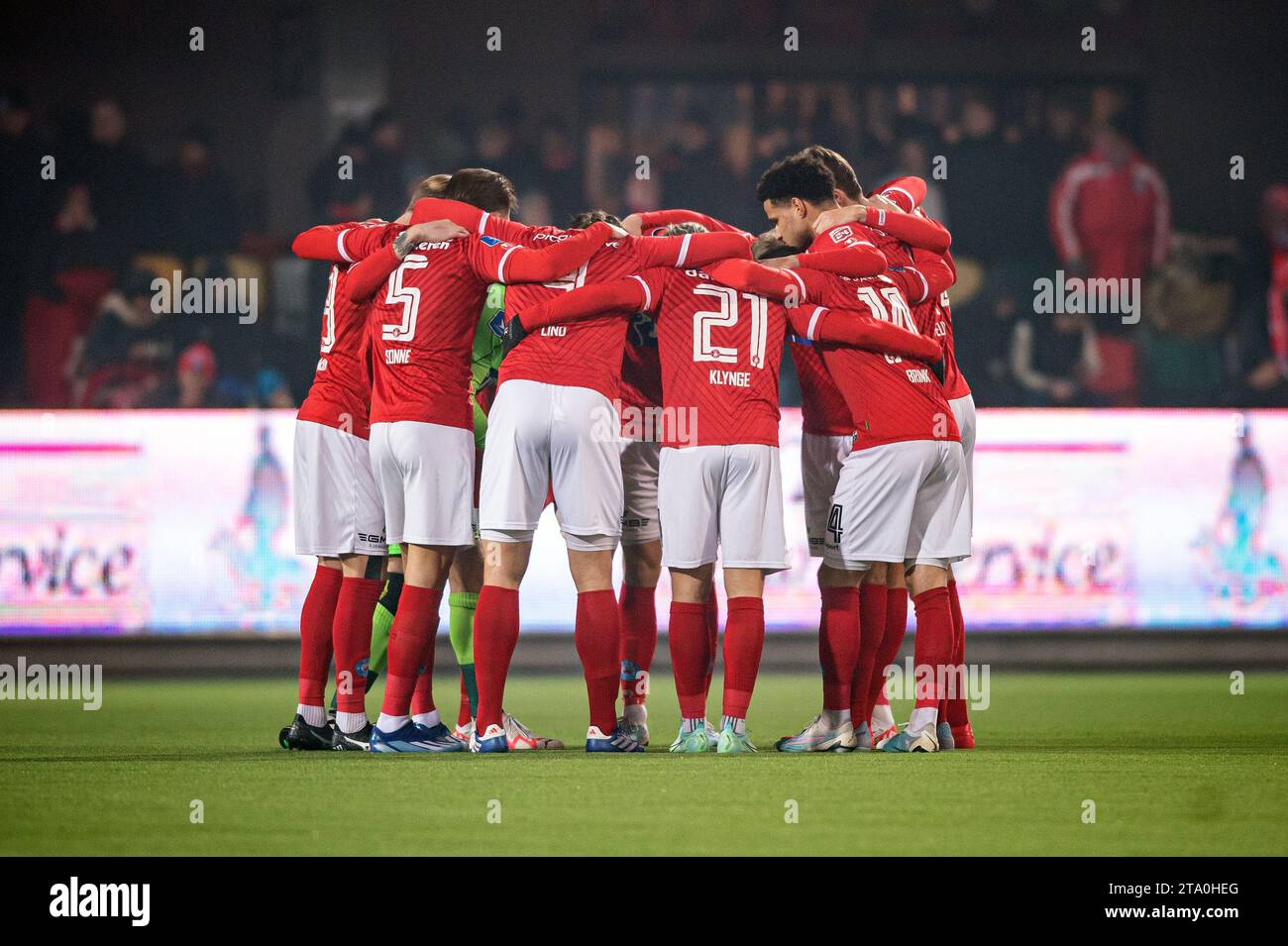 Silkeborg, Denmark. 27th Nov, 2023. The players of Silkeborg IF unite in a huddle during the 3F Superliga match between Silkeborg IF and FC Midtjylland at Jysk Park in Silkeborg. (Photo Credit: Gonzales Photo/Alamy Live News Stock Photo
