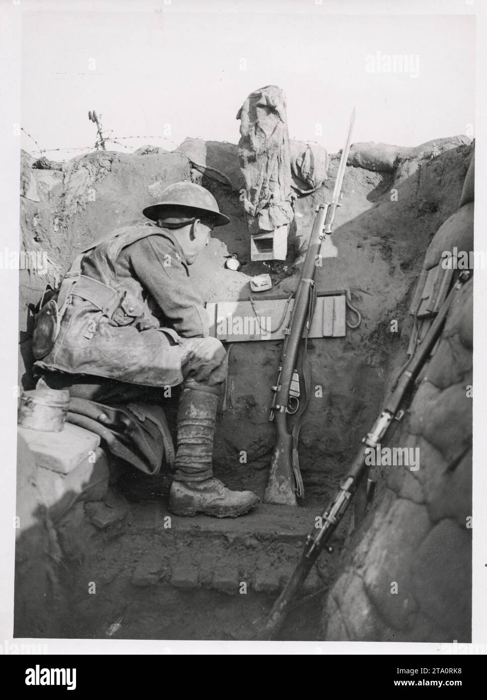 WW1 World War I - A British look-out with periscope in a front line trench Stock Photo