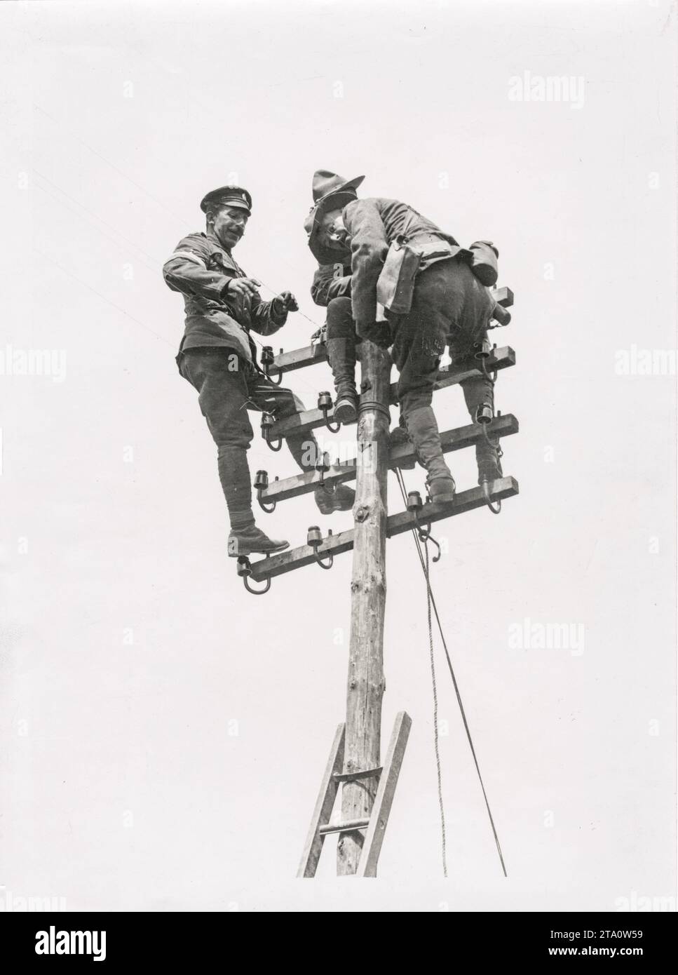 WW1 World War I - British and American wire-men erecting an airline in France Stock Photo