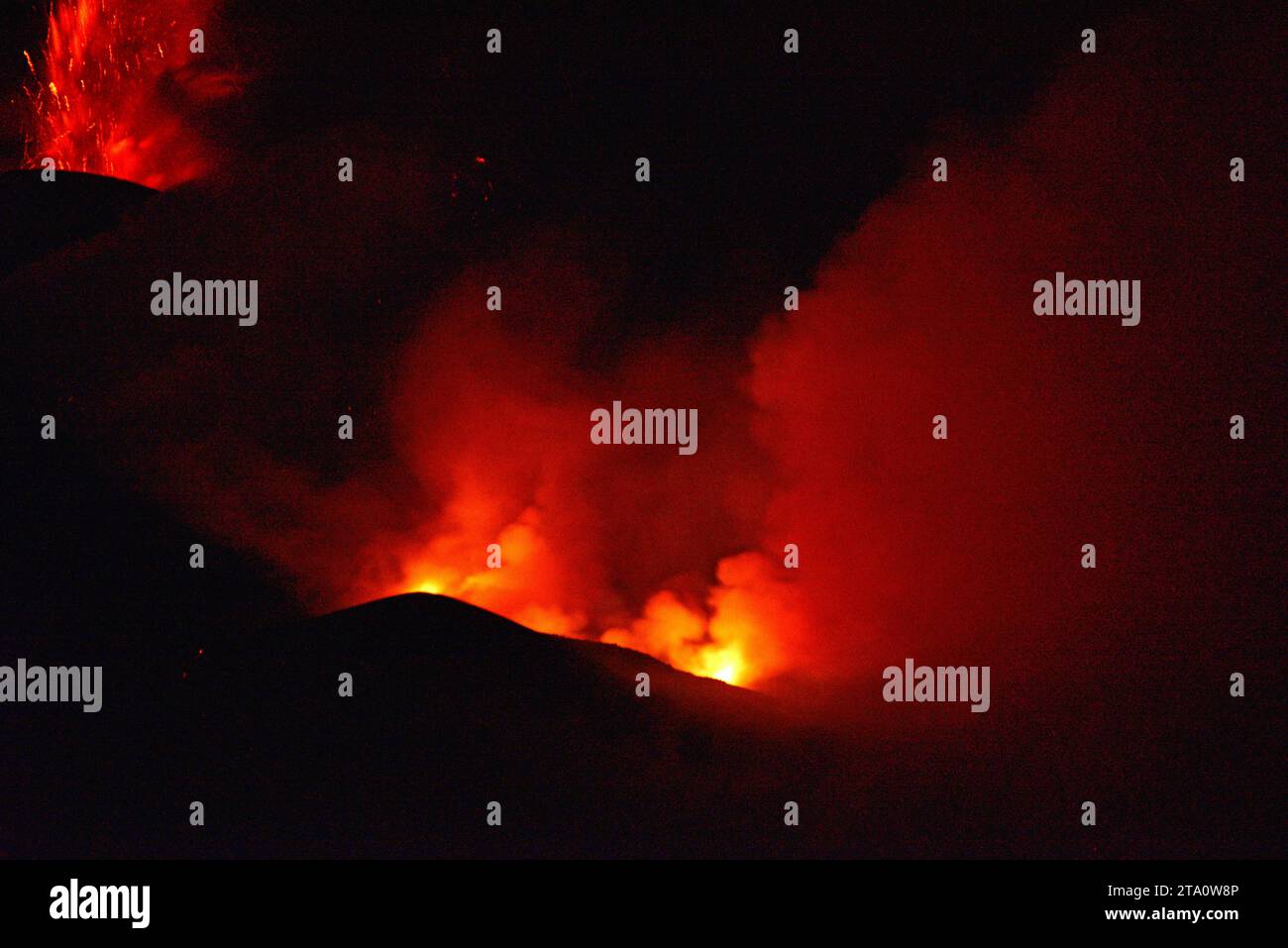 La Palma volcano eruption seen from the Tajuya viewpoint (11-15-2021). Night photography. Stock Photo