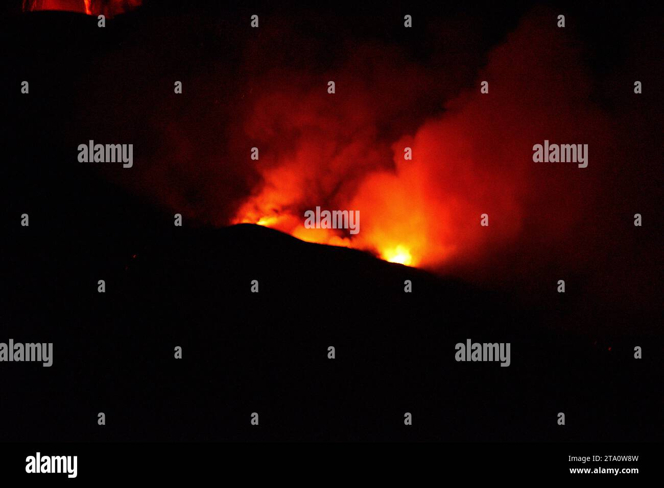 La Palma volcano eruption seen from the Tajuya viewpoint (11-15-2021). Night photography. Stock Photo