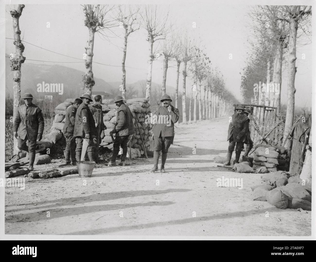 WW1 World War I - British troops barricading a road to front line, Italy Stock Photo