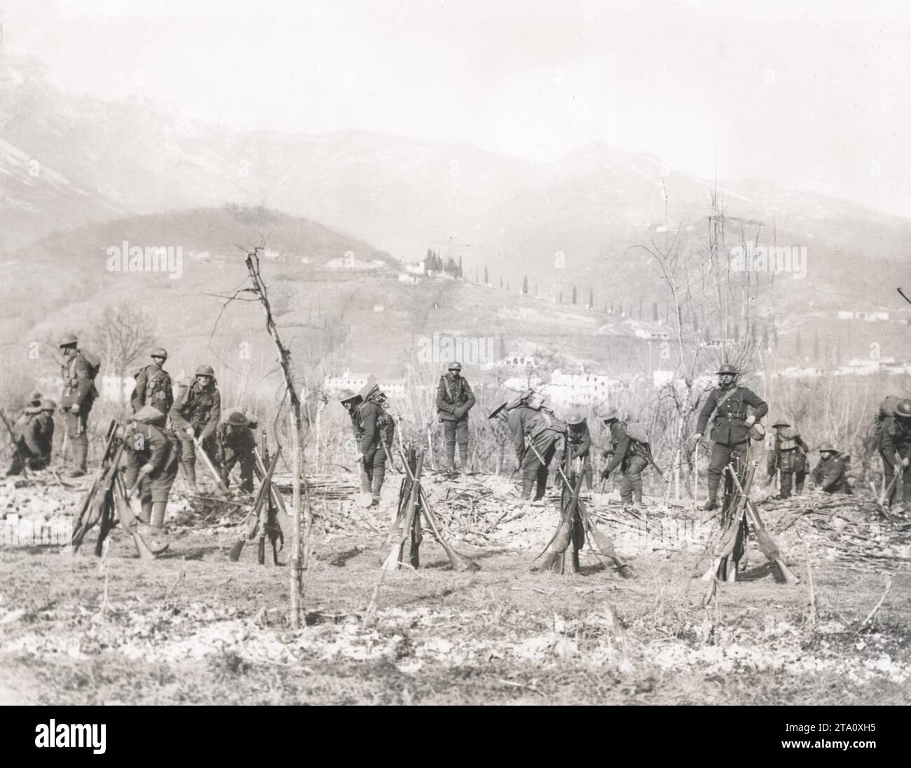 WW1 World War I - Men working in trenches, Italy Stock Photo