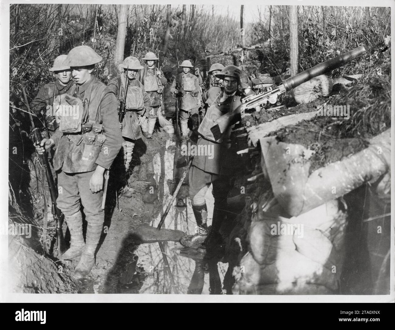 WW1 World War I - British Infantry in a trench, Lewis machine gun in the foreground Stock Photo