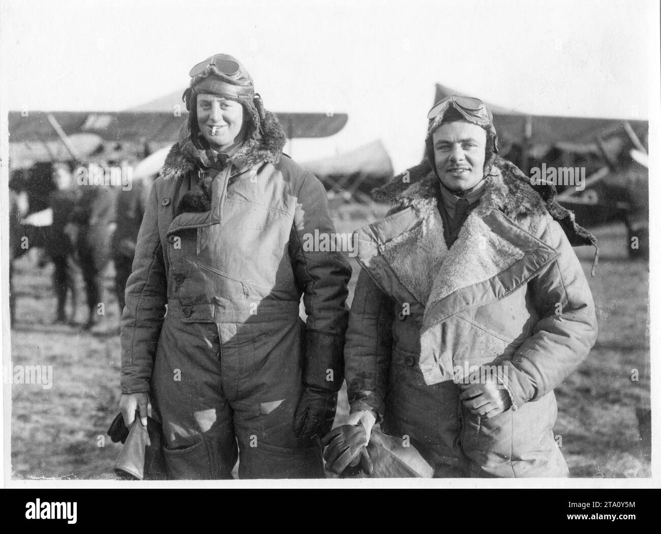 WW1 World War I - Two British airmen in flying suits, RAF Stock Photo