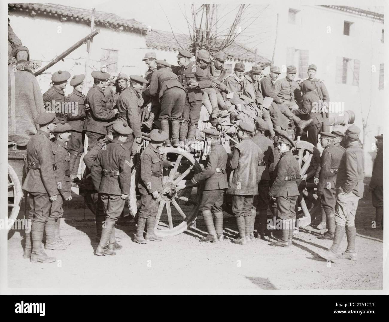 WW1 World War I - British troops talk to Italian gunners during a rest in a village Stock Photo