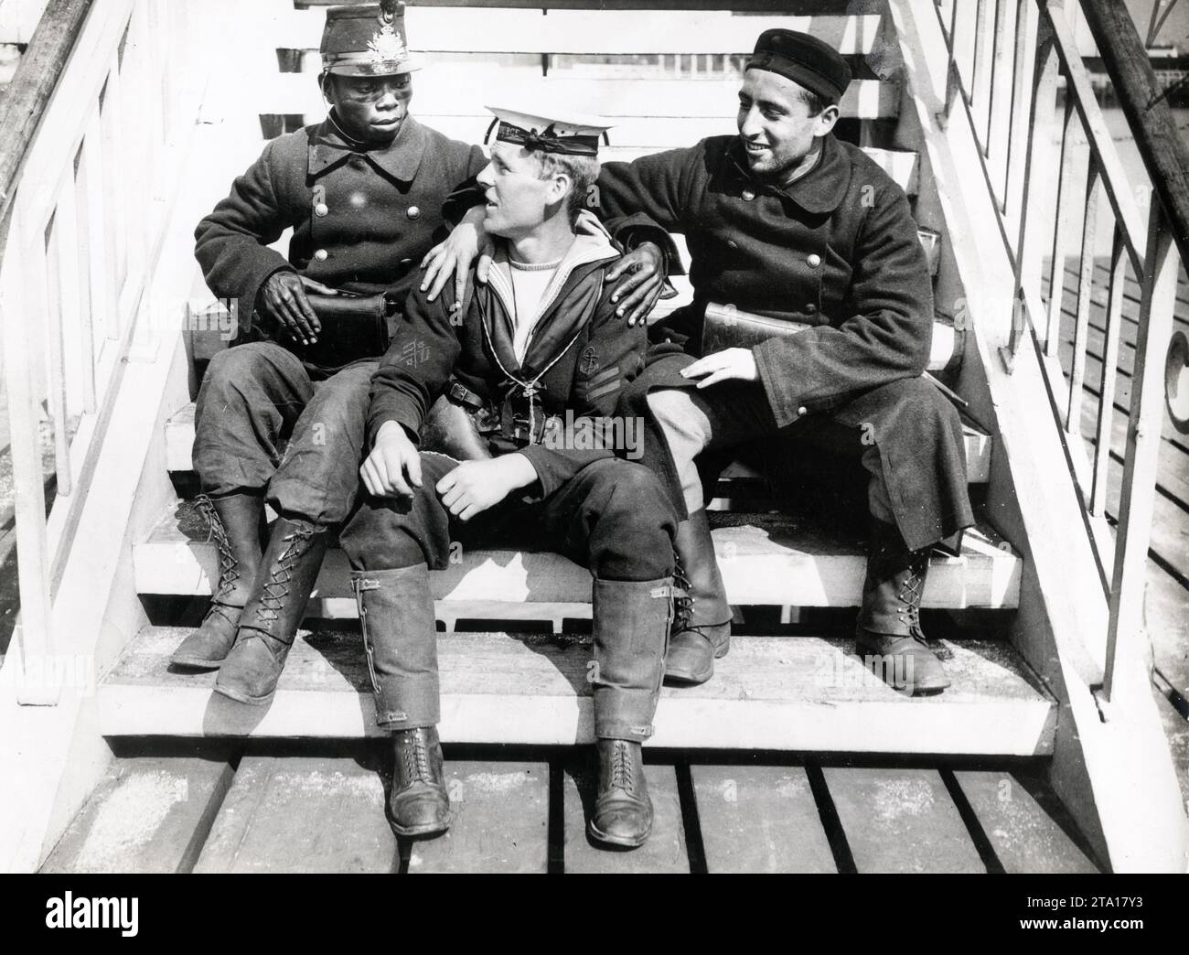 WW1 World War I - Two Belgian soldiers chat to a naval seafarer in Ostend Bay Stock Photo
