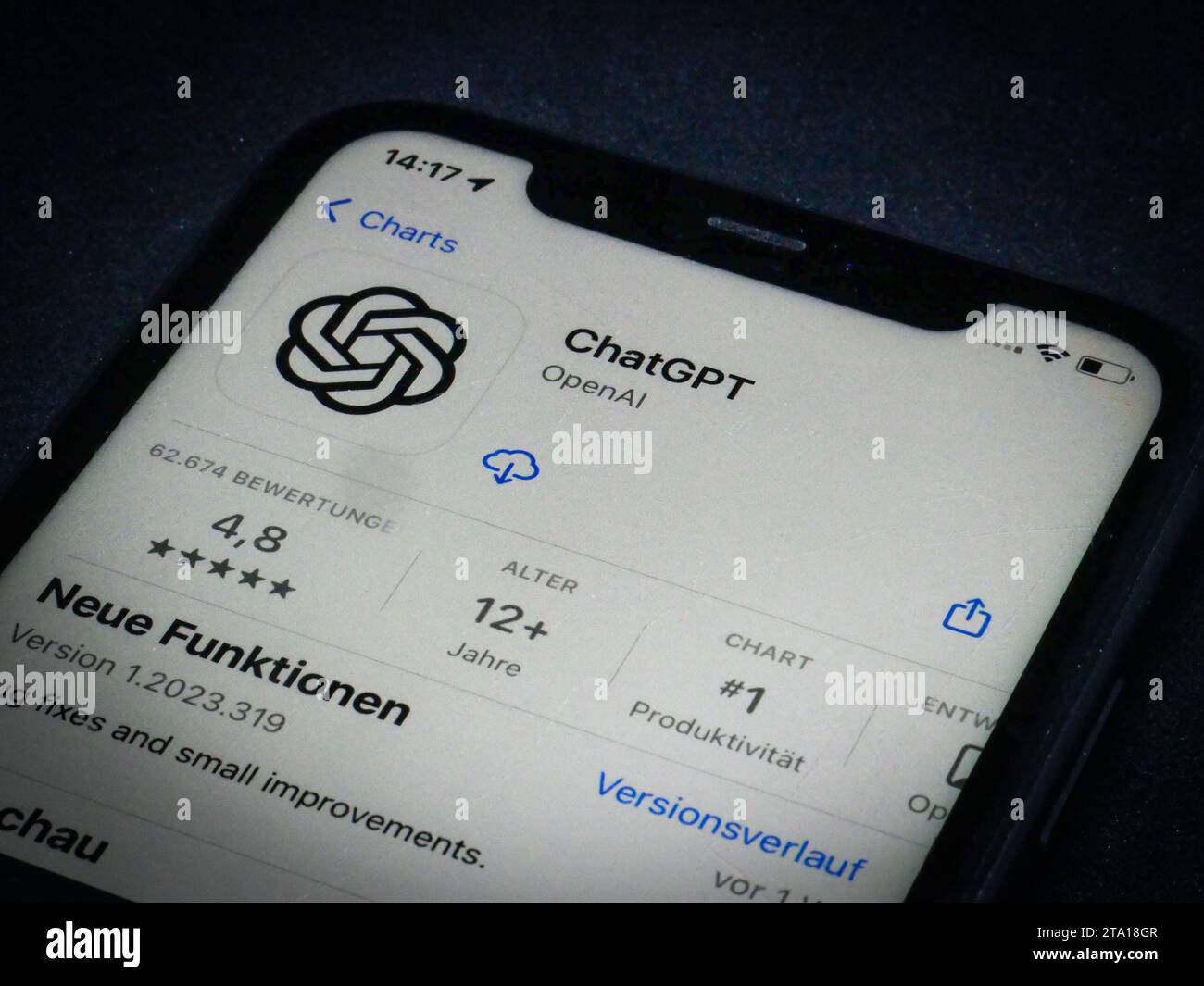 app-store-apple-apple-app-store-auf-einem-iphone-apps-charts-gratis-chatgpt-28112023-app-store-apple-apple-app-store-on-an-iphone-apps-charts-free-chatgpt-28-11-2023-credit-imagoalamy-live-news-2TA18GR.jpg