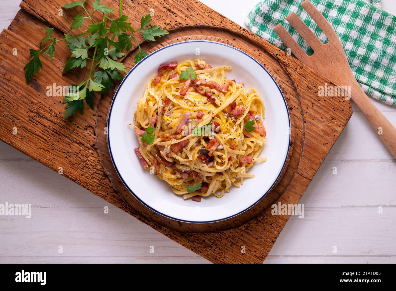 Fettuccine Tagliatelle Pasta Alimentare Italiana Su Fondo Di Pietra Bianca  Immagine Stock - Immagine di casalingo, grezzo: 219215221