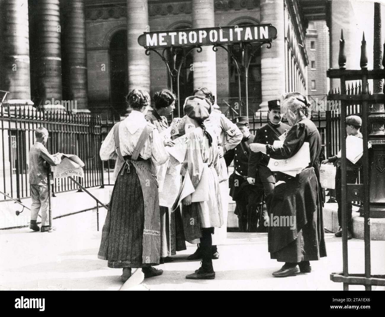 WW1 World War I - Women sell newspapers in Paris, France Stock Photo