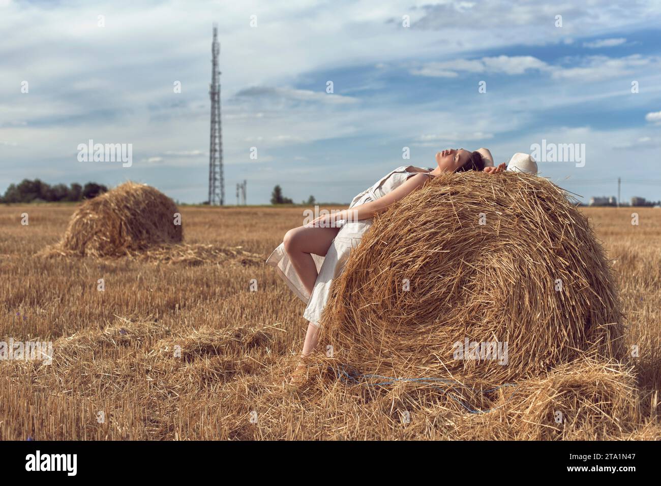 Photoshoot of a girl in a wheat field Stock Photo - Alamy