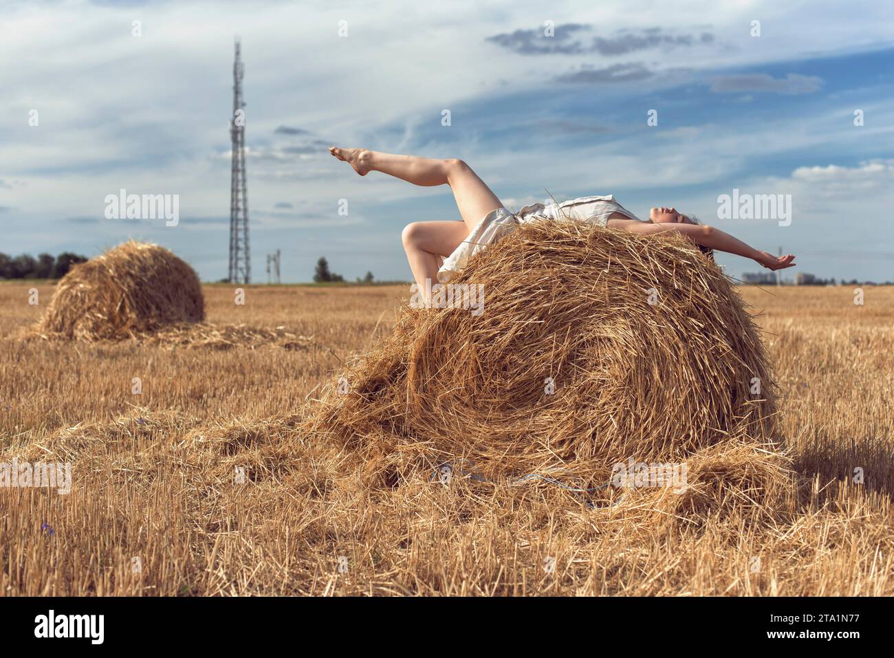 Photoshoot of a girl in a wheat field Stock Photo - Alamy