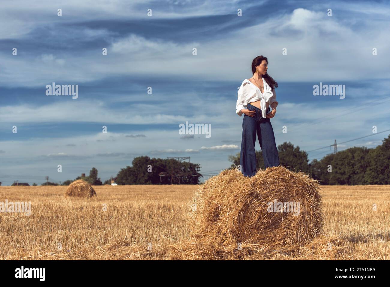 Photoshoot of a girl in a wheat field Stock Photo - Alamy