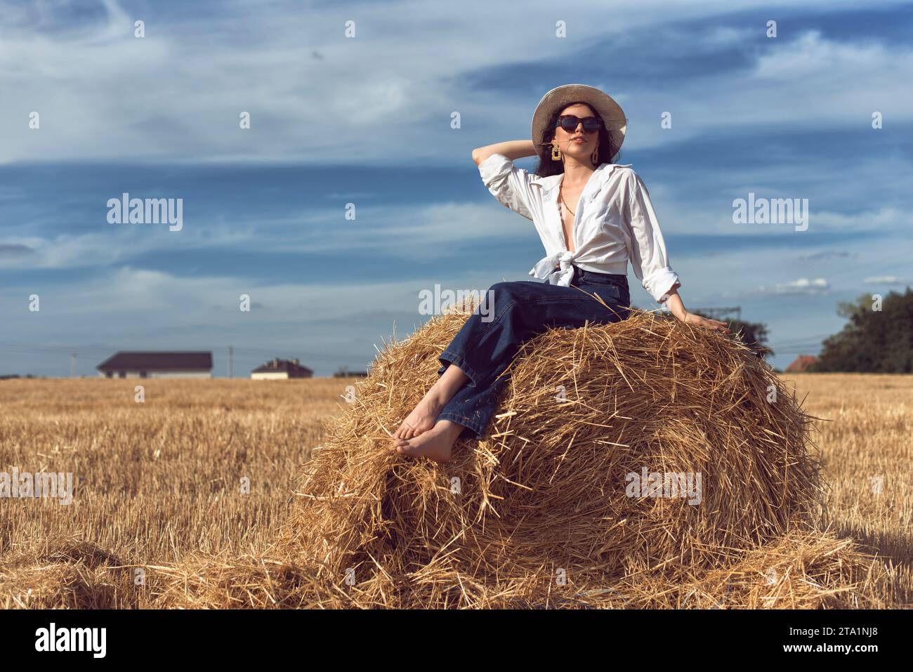 Photoshoot of a girl in a wheat field Stock Photo - Alamy