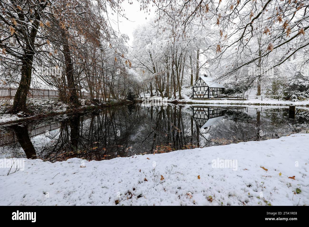 Wintereinbruch im Siegerland. Das Backhaus am Pfarrteich in Freudenberg