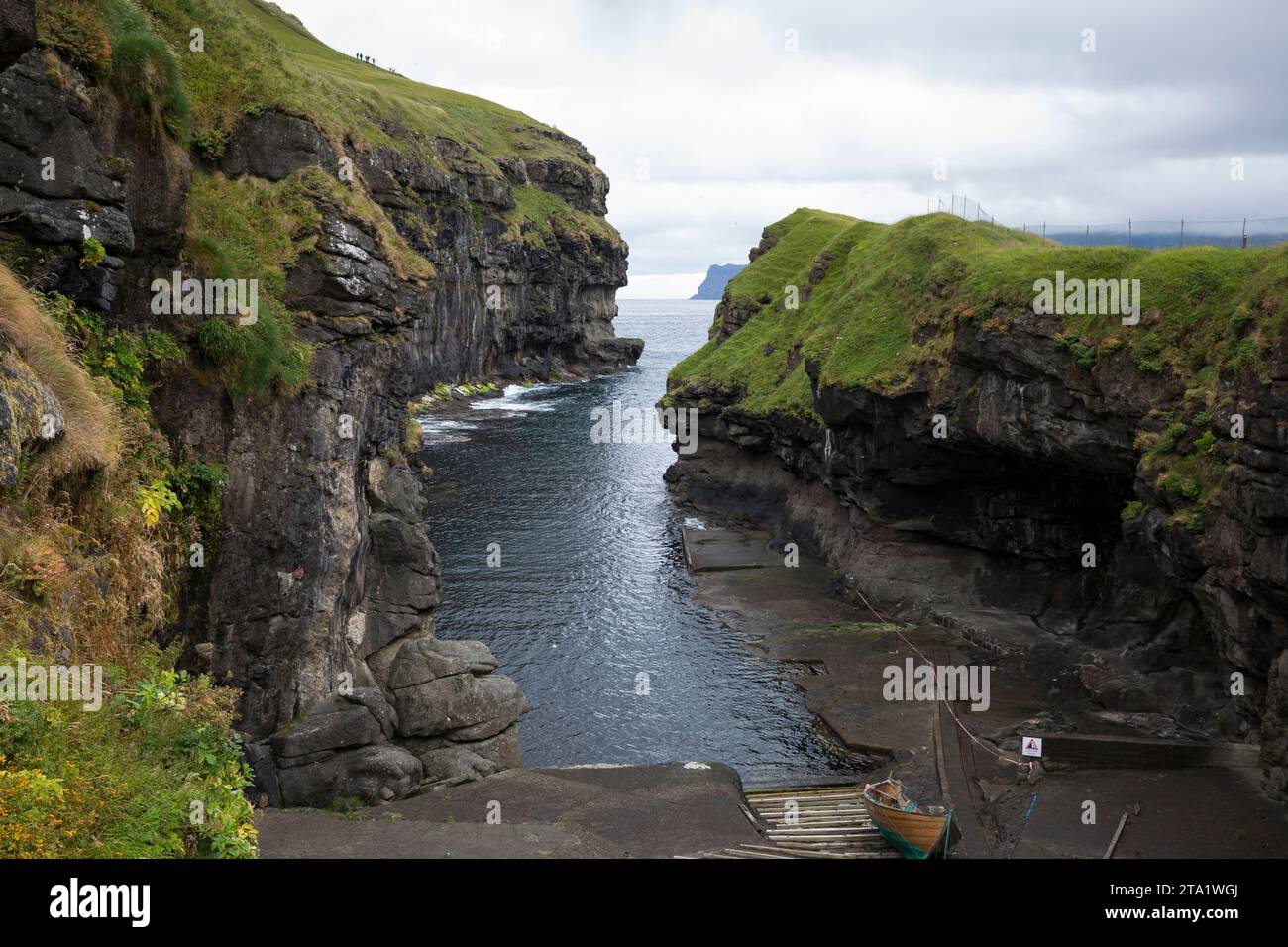 Gjógv, Gjov, Gjogv, Felsspalte bildet einen kleinen natürlichen Hafen, Naturhafen, Ort, Ortschaft, Stadt, an der Nordostküste Eysturoys, Färöer, Färöe Stock Photo