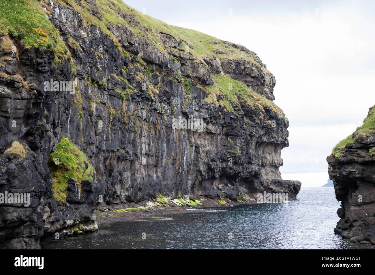Gjógv, Gjov, Gjogv, Felsspalte bildet einen kleinen natürlichen Hafen, Naturhafen, Ort, Ortschaft, Stadt, an der Nordostküste Eysturoys, Färöer, Färöe Stock Photo